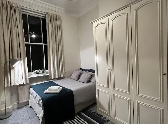 Double Bedroom With En-Suite Bathroom In Chelsea - Central London - Share Apartment